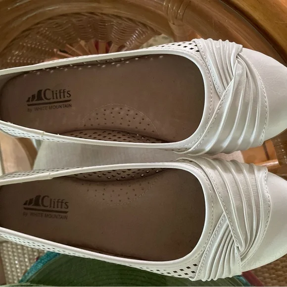 Like New Cliff’s White Mountain White Flats w Cutouts & Draped Toe Box 8.5 M - Picture 2 of 4